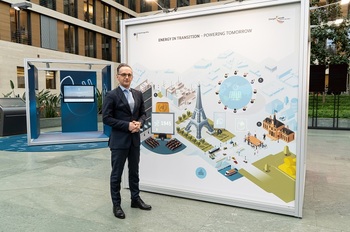 Außenminister Heiko Maas besucht die Wanderausstellung „Energiewende-Perspektiven“ im Lichthof des Auswärtigen Amts