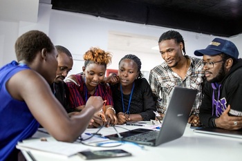 Teilnehmende eines Internet of Things-Trainings am Digital Transformation Center in Kigali, Ruanda. 