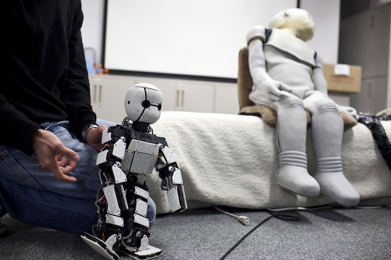 Eine Person steuert einen Roboter. © GIZ / Julie Platner