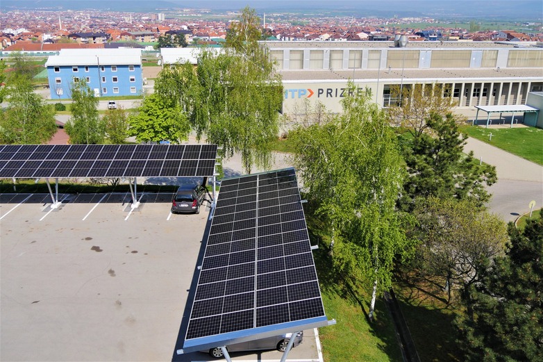 Eine Solaranlage, unter der Autos parken