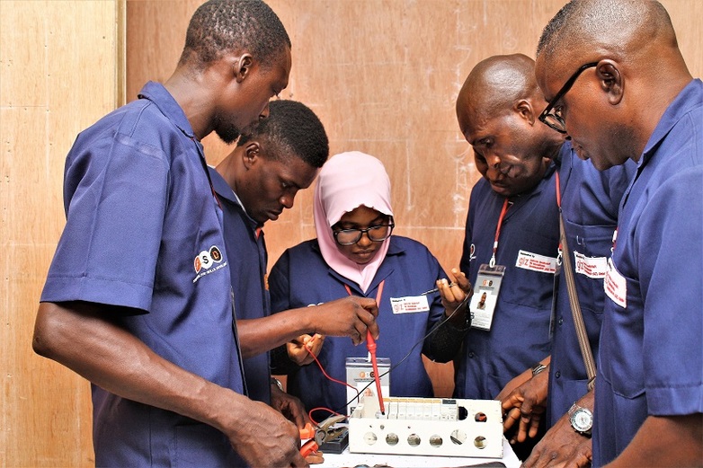 Teilnehmer der Autoreparaturschulung während einer praktischen Übung in Lagos State. Die Schulung wurde vom Programm Migration und Entwicklung (PME) und Skills Development for Youth Employ-ment - SKYE organisiert. Datum des Fotos - Juli 2020.