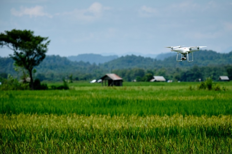 Eine fliegende Drone, die für die Landnutzungsplanung verwendet wird. Das Bild wurde in der Provinz Sayabouri gemacht. Photo: © GIZ/Bart Verweij