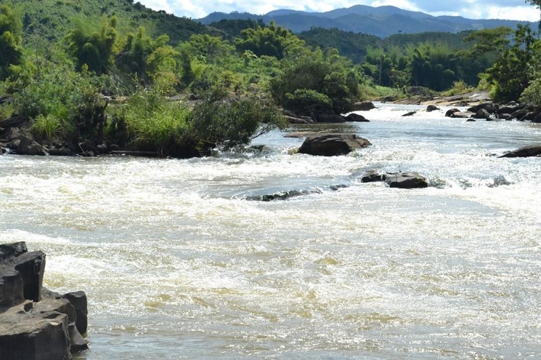 Am Fluss Onive im Norden Madagaskars wird die Umsetzung eines großen Wasserkraftprojekts (Priority Hydro Project) unterstützt 