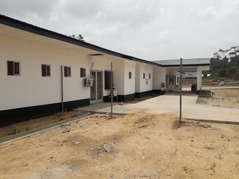 Isolationseinrichtung im Fish Town Hospital (Bezirk River Gee), gebaut mit finanzieller Unterstützung durch die Kreditanstalt des Wiederaufbaus (KfW) und seitdem in technischen Fragen von der GIZ unterstützt.
