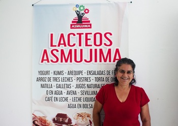 Kooperative Asmujima“ Zeigt ein Mitglied der Frauenkooperative Asmujima, welche AmPaz in der Verarbeitung und Vermarktung von Milchprodukten unterstützt.