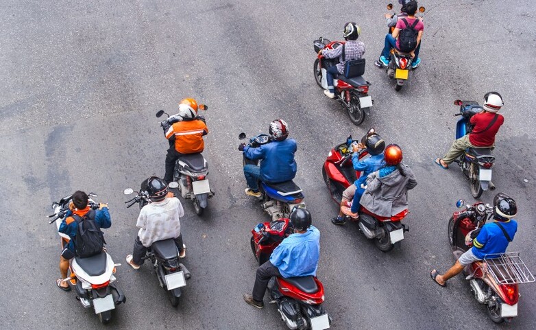 Luftaufnahme von Motorradfahrern in einer asiatischen Stadt.