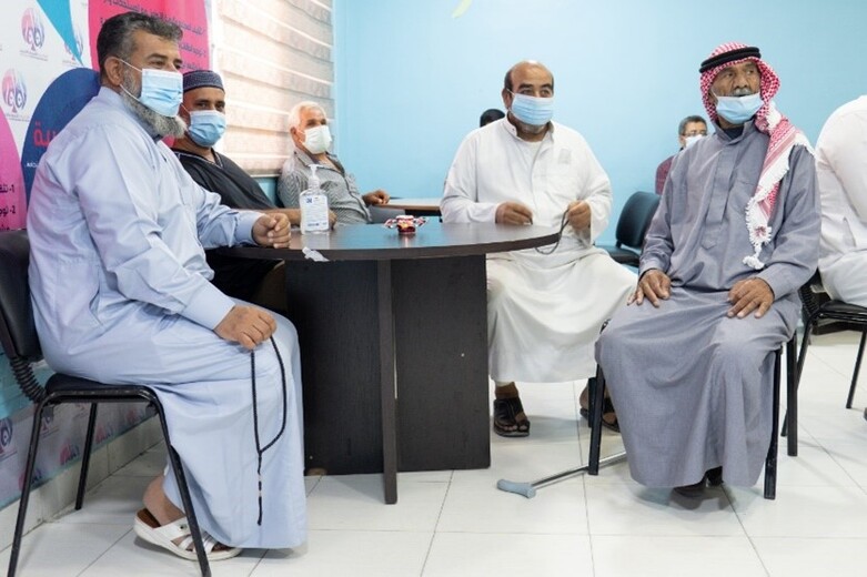 gizIMAGE-men-sitting-together