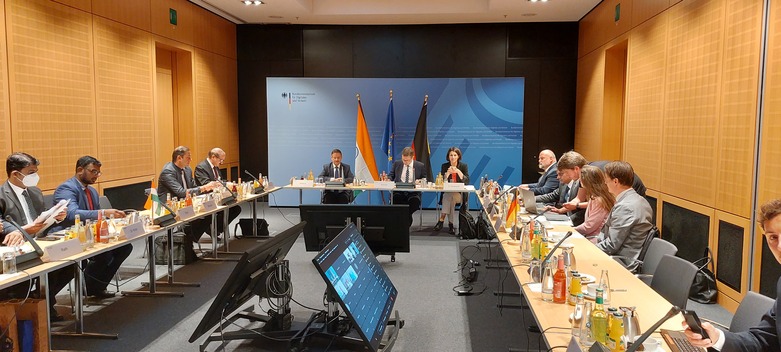 Deutsche und indische Interessensvertreter*innen sitzen bei einem Austausch zusammen an Tischen