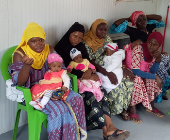 Guineerinnen unterhalten sich über Dienste der reproduktiven Gesundheit.
