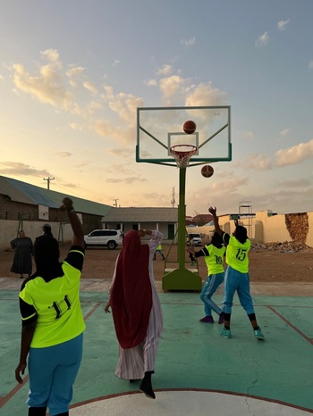 Frauen spielen Basketball im Freien. Copyright: GIZ / Isabelle Datz