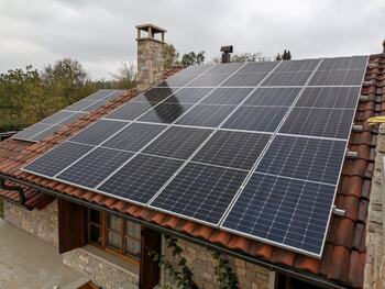 Solarpanels auf einem Hausdach. Copyright: GIZ/Aleksandar Popovic