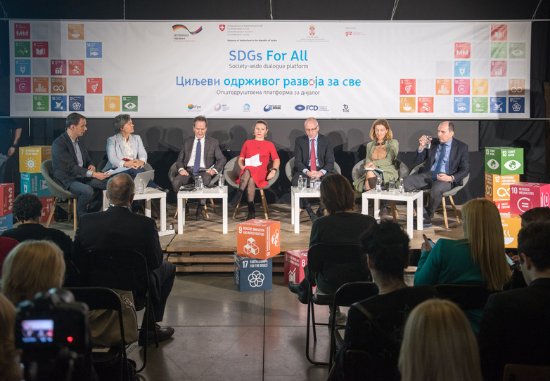Vertreter*innen sitzen bei der Veranstaltung zum Start der „SDGs for All“-Plattform auf der Bühne. Foto: GIZ/Miodrag Bogdanovic