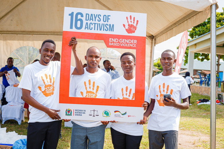 Studenten der Law School of Tanzania halten ein Plakat zu „16 Days of Activism“. Copyright: GIZ Tanzania.