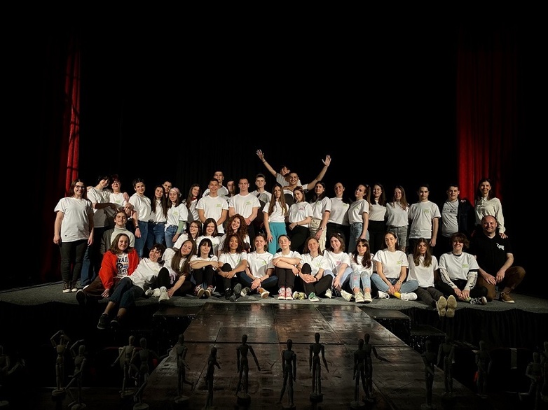Eine Theatergruppe mit Austauschschüler*innen posiert gemeinsam auf einer Bühne. Copyright: GIZ.
