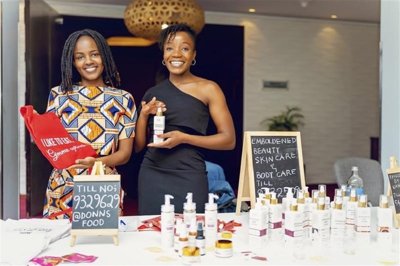Zwei junge Unternehmerinnen präsentieren ihre Skin-Care-Produkte an ihrem Stand. Copyright: Copyright: GIZ / Stephen Kariuki