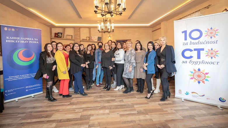 100 für die Zukunft: InR unterstützt das Projekt "100 for Future" mit dem Ziel, 100 Roma-Frauen durch eine Reihe von Workshops zu befähigen, aktive Bürgerinnen zu werden und sich an lokalen und nationalen Diskussionen über politische Maßnahmen, die Roma-Frauen betreffen, zu beteiligen. Ministerin Gordana Čomić (Ministerin für Menschen- und Minderheitenrechte und sozialen Dialog) hat als Workshop-Moderatorin eine aktive Rolle in diesem Projekt übernommen (Bildnachweis: GIZ/Vojislav Gelevski). 