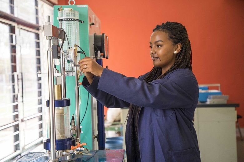 Eine junge Wissenschaftlerin arbeitet an einem Gerät in einem Labor. Copyright: GIZ / Carlos Vaga (Kopperkollektive)