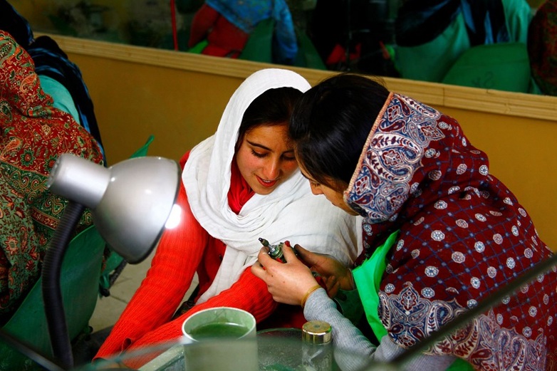 Zwei junge Frauen lernen Schmuck und Edelsteine zu verarbeiten. (Gilgit Baltistan)
