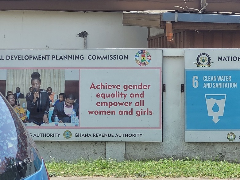 Auf einem Plakat an einer Straße in Accra wird für Geschlechtergleichstellung geworben.