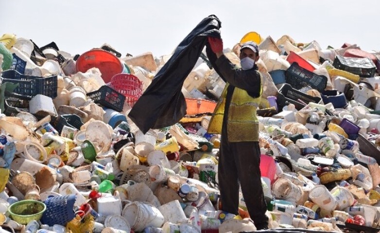 Ein Mann arbeitet auf einer Mülldeponie