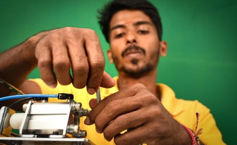 Ein Mann repariert ein elektronisches Gerät