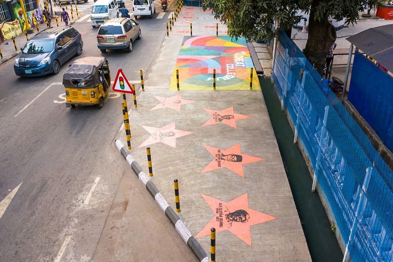 Bunt gestaltete Fußgänger*innen Infrastruktur in Lagos, Nigeria 