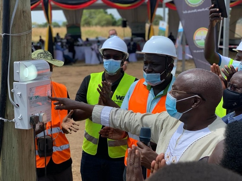 Der Minister für Energie, Auftraggeber der 25 solarbetriebene Inselnetze, die im Norden Ugandas installiert werden. © GIZ PREEEP