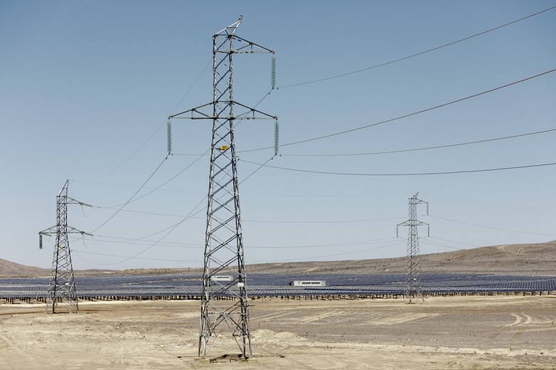 gizIMAGE_electricity-pylons-and-photovoltaic-plant