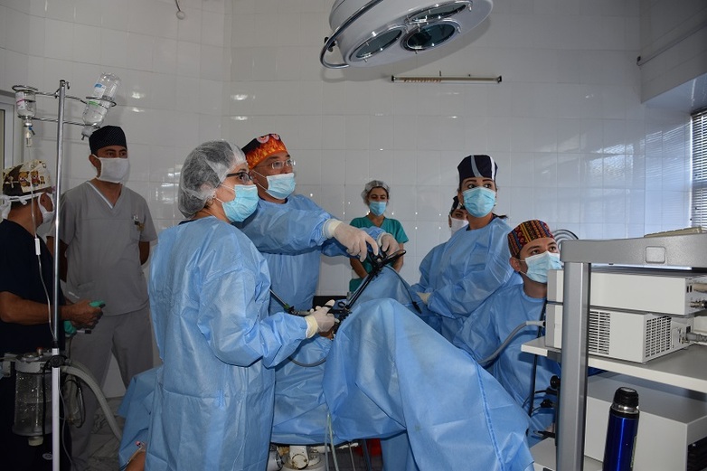 Medizinische Personal in Schutzkleidung bei einer endoskopischen Operation. Copyright: GIZ