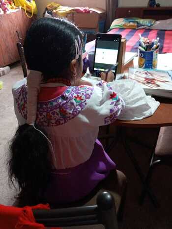 An indigenous girl received a tablet to participate in her virtual classes and in the methodology of primary prevention of violence against women "La Ruta Participativa" from her home. Photo: © PreViMujer, 2021.