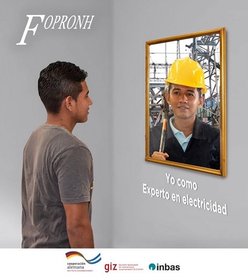 Werbekampagnemotiv des Vorhabens: Ein junger Mann sieht sich selbst im Spiegel als Elektriker. © GIZ-INBAS