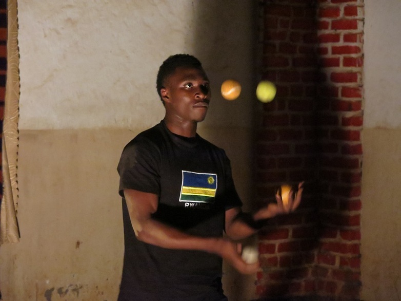 Ein junger Mann jongliert mit vier Tennisbällen. Copyright: GIZ