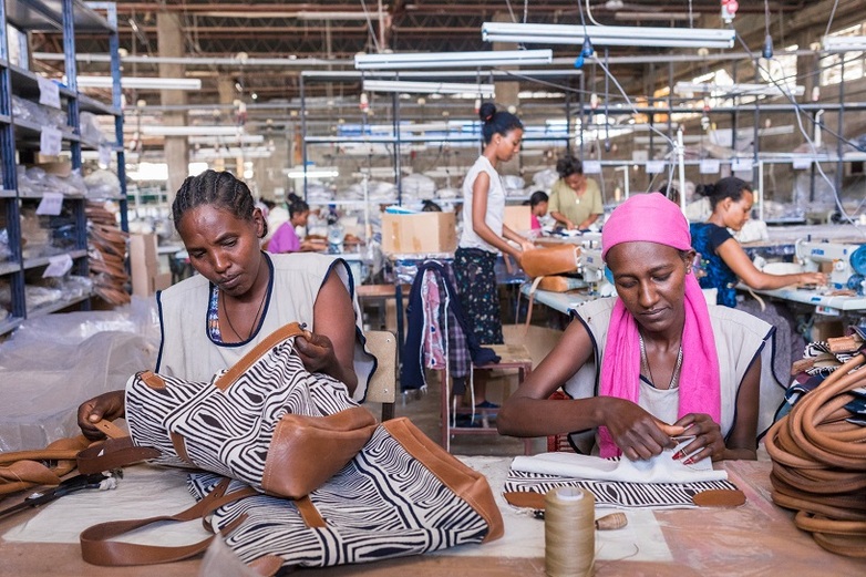 Näherinnen stellen in einer Fabrik Handtaschen her: GIZ/Yonas Tadesse 