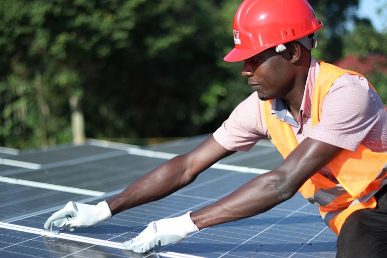 Installation von Solarpaneelen in einem der Dörfer, die von der Installation von 40 solarbetriebenen Inselnetzen in Nord- und Süduganda profitieren. © GIZ PREEEP