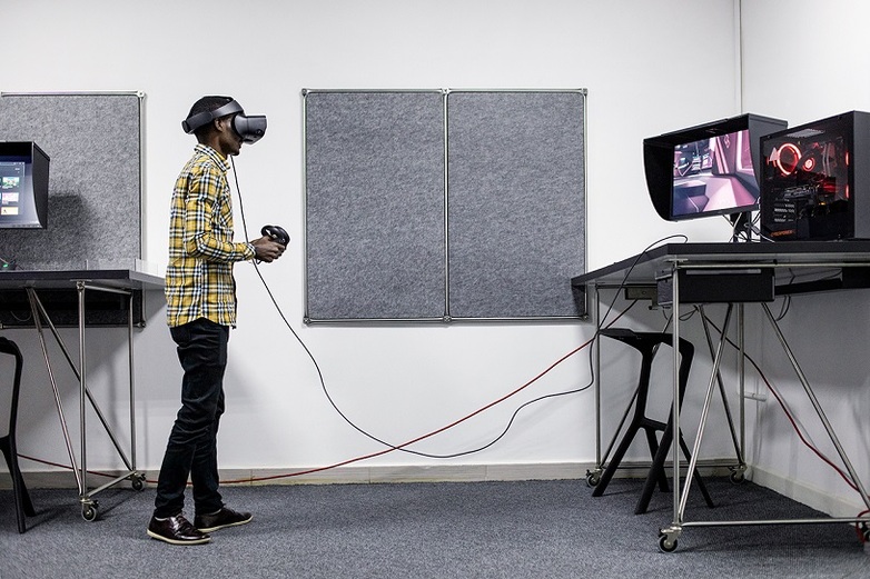 Ein Mann testet eine Virtual-Reality-Anwendung im Digitalzentrum Ruanda. Copyright GIZ / Mali Lazell