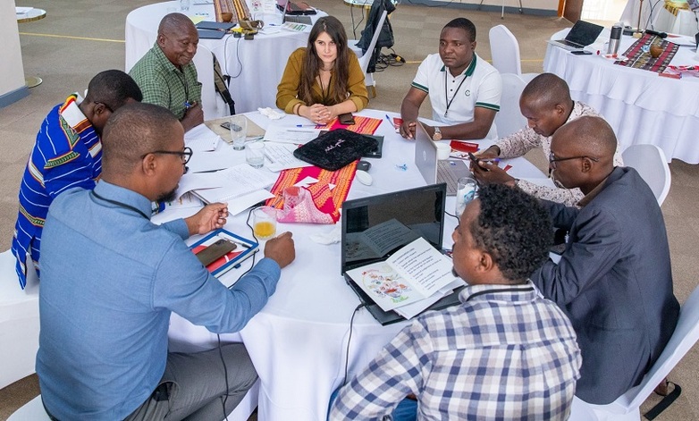 Teilnehmer*innen von lokalen Organisationen diskutieren während eines 2-tägigen Workshops in Kigali, Ruanda ihre Umsetzungserfahrungen und Visionen für die UN-Dekade für die Wiederherstellung von Ökosystemen. Copyright: GIZ / Olivier Mugwiza