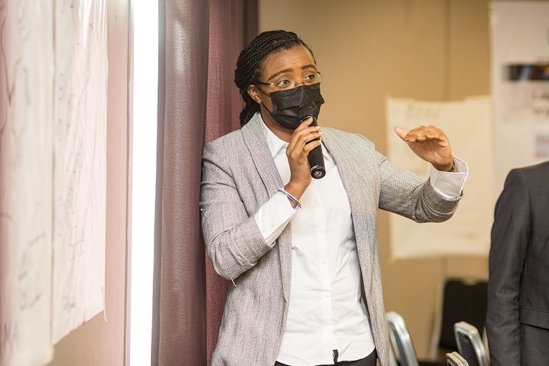 Frau Yawavi ADJRA, Bürgermeisterin der Gemeinde Yoto 2, beim Workshop „Stärkung der Kapazitäten der Kommunalräte in den Bereichen Management, Teambuilding und Coaching“. © GIZ/ATTIOGBE