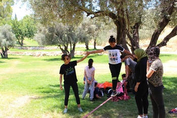 Ziviler Friedensdienst (ZFD). Palästinensische Kinder und Jugendliche trainieren für einen Auftritt. © GIZ