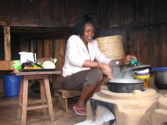 Energising Develeopment (EnDev) Kenia. Kochen auf einem festen „Jiko-Kisasa“. © GIZ