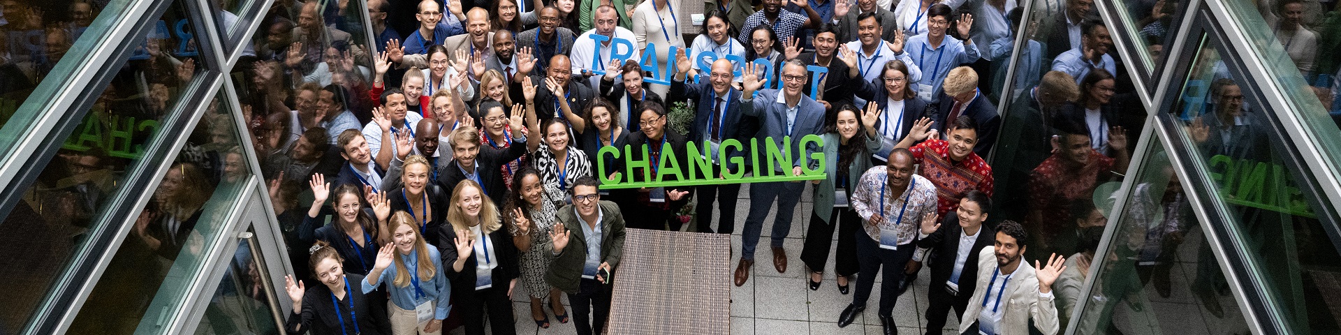 Teilnehmende der Transport and Climate Change Week 2020 posieren für ein Gruppenfoto.