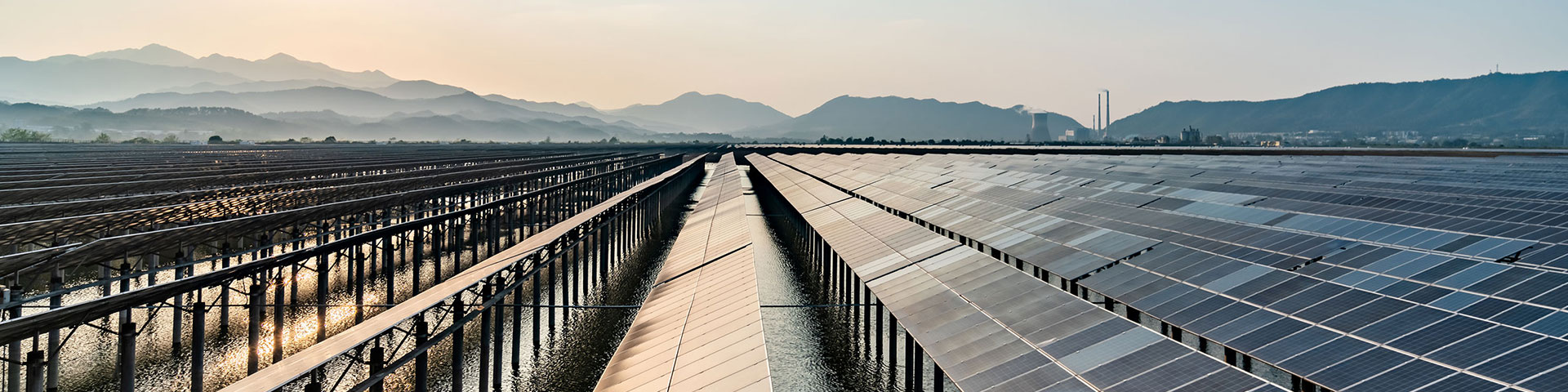 Ein Solarpark vor einer Berglandschaft. Keine Angaben notwendige (da Royalty-free image von Getty images)