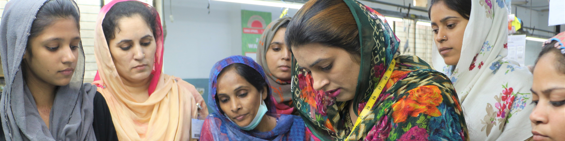 Durch Change-Management-Maßnahmen in den Textilunternehmen werden Frauen für höhere Positionen befähigt.