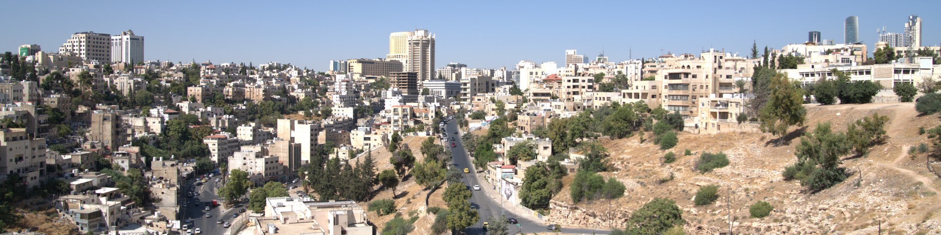 Ein Panoramablick auf eine Stadt von einer Anhebung aus fotografiert.