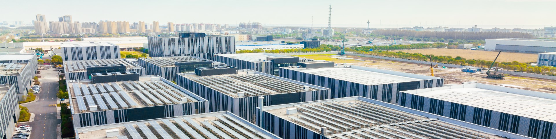 Luftaufnahme von Solarzellen auf dem Dach einer Fabrik