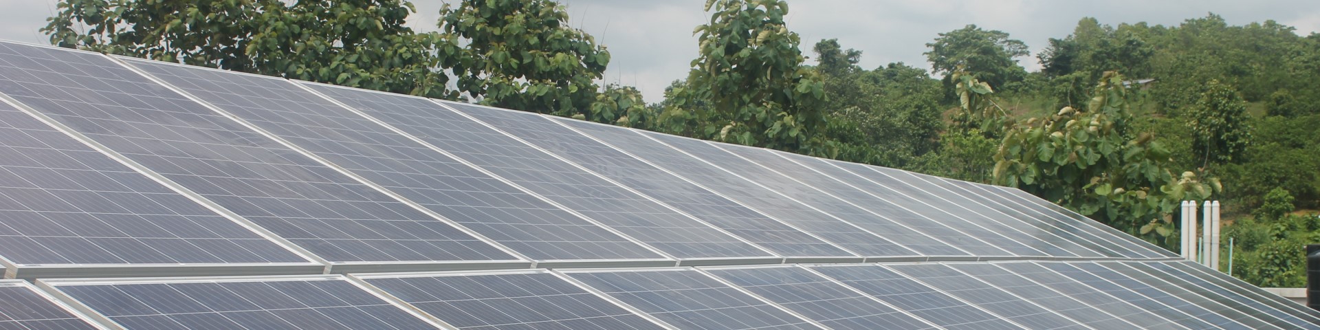 Solarpaneele auf einem Dach.