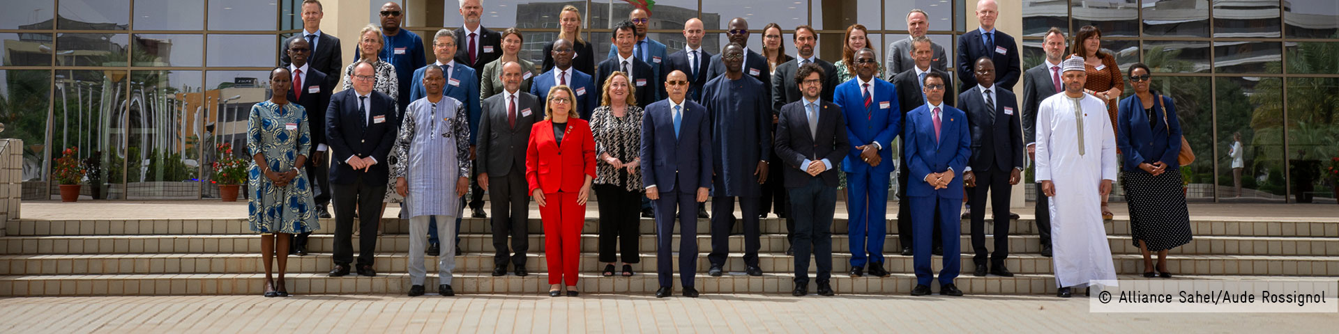 Sahel-Allianz-Mitglieder stehen mit Svenja Schulze, dem mauretanischen Staatspräsidenten und dem mauretanischen Wirtschaftsminister für ein Foto zusammen.