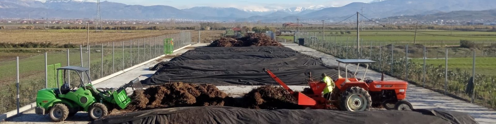 Ein Blick auf die Kompostieranlage der Gemeinde Cerrik, die Grünabfälle verarbeitet.