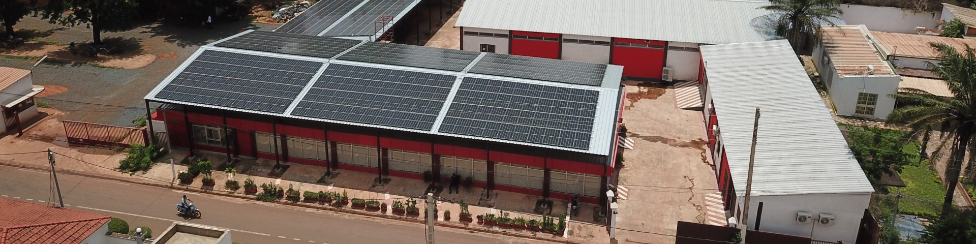 Photovoltaik-Anlage auf dem Dach eines Industriegebäudes in Mali. Copyright: GIZ / Ismaël Diallo