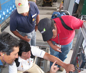 Ecuador, Galapagosinseln. Technikerschulung bei Inbetriebnahme der neuen Biotreibstoff-Generatoren auf Floreana. © GIZ