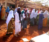 Guinea. Patienten und Patientinnen warten auf die Verteilung der ARV-Medikamente. © GIZ